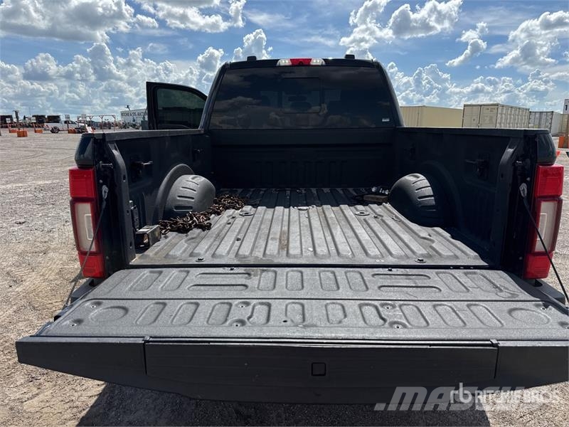 Ford F-350 Lariat 4x4 Crew Cab Pickup 其他