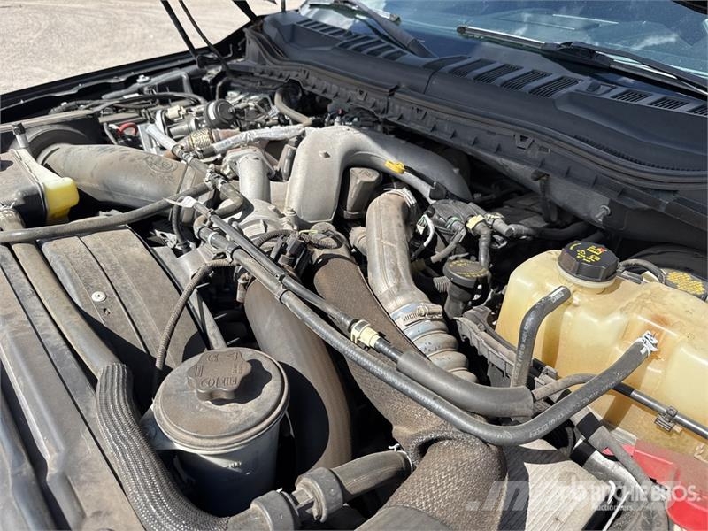 Ford F-350 Lariat 4x4 Crew Cab Pickup 其他