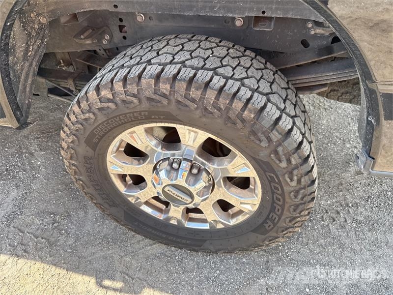 Ford F-350 Lariat 4x4 Crew Cab Pickup 其他