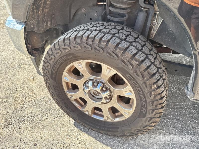 Ford F-350 Lariat 4x4 Crew Cab Pickup 其他