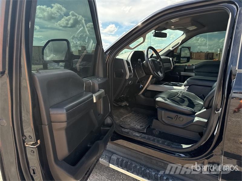 Ford F-350 Lariat 4x4 Crew Cab Pickup 其他