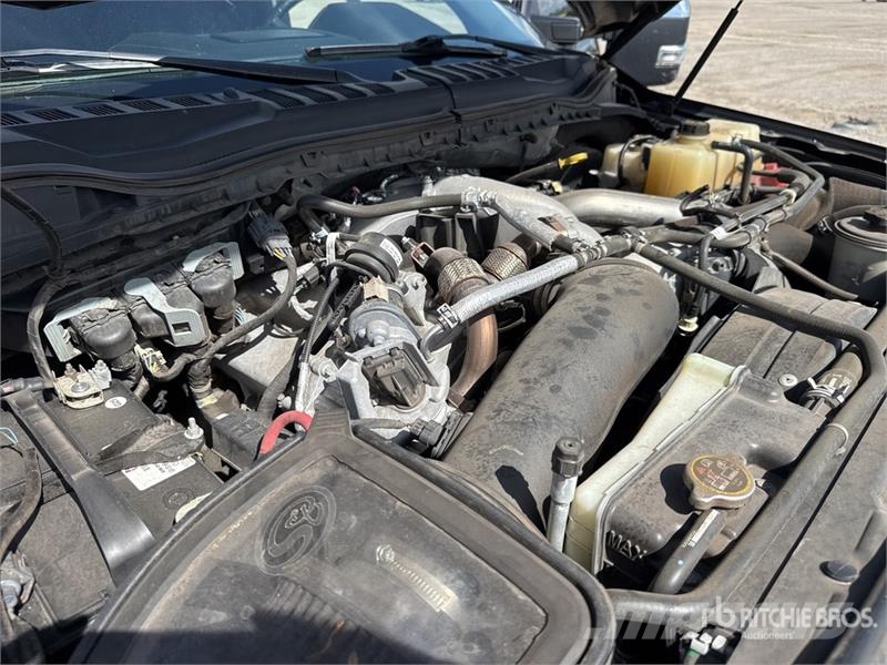 Ford F-350 Lariat 4x4 Crew Cab Pickup 其他