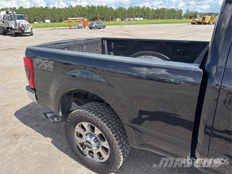 Ford F-350 Lariat 4x4 Crew Cab Pickup 其他