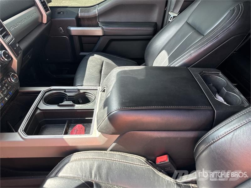 Ford F-350 Lariat 4x4 Crew Cab Pickup 其他