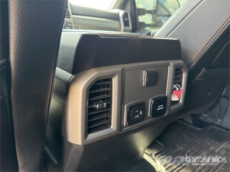 Ford F-350 Lariat 4x4 Crew Cab Pickup 其他