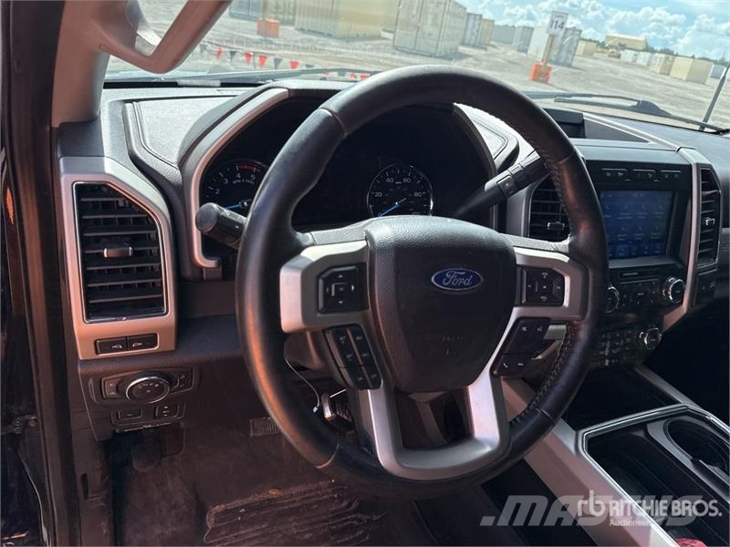 Ford F-350 Lariat 4x4 Crew Cab Pickup 其他