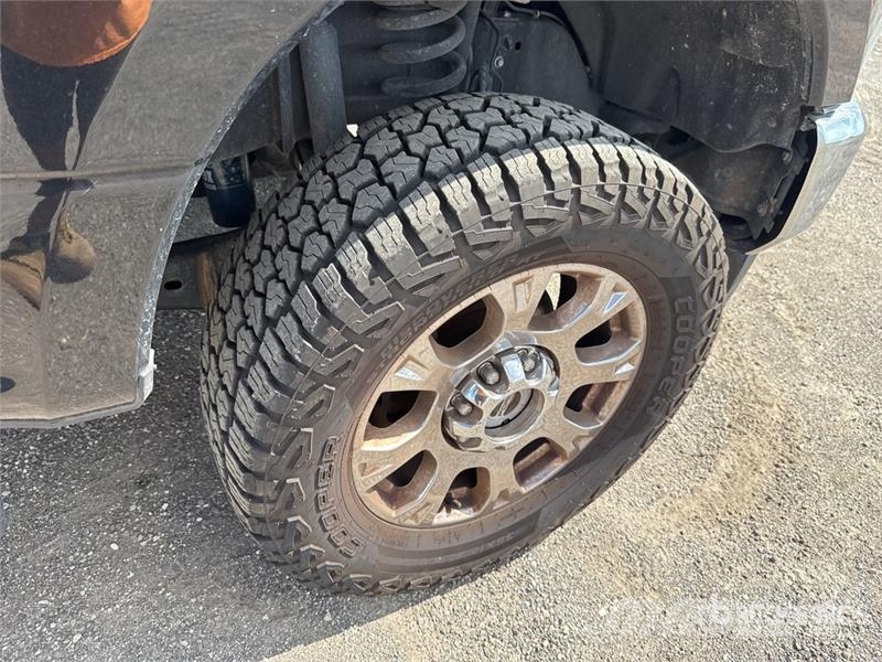 Ford F-350 Lariat 4x4 Crew Cab Pickup 其他