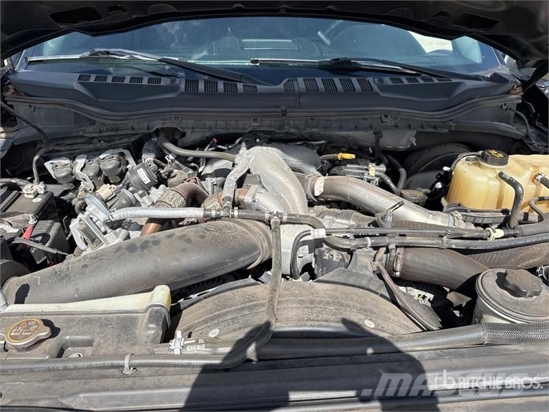 Ford F-350 Lariat 4x4 Crew Cab Pickup 其他