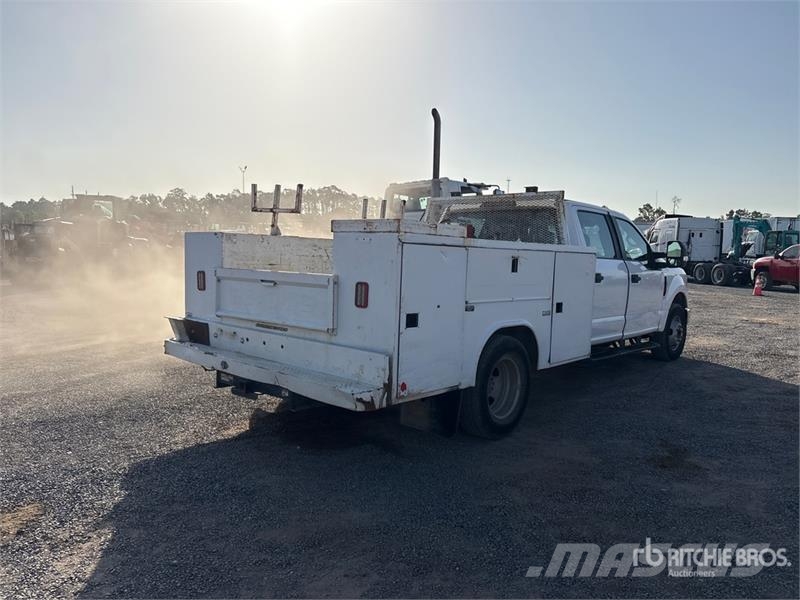 Ford F-350 XL 4x2 Crew Cab Utility Truck Vieglais kravas automobilis/izkraušana no sāniem