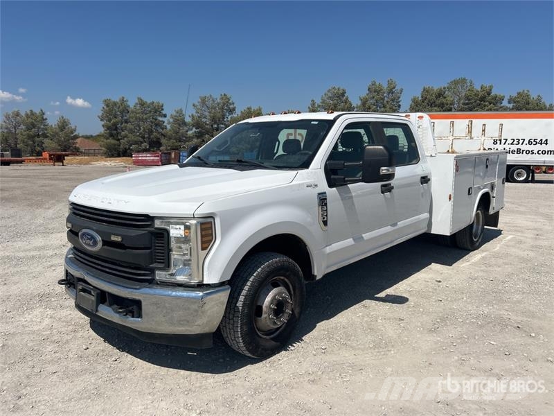 Ford F-350 XL 4x2 Crew Cab Utility Truck شاحنات خفيفة/مفصلية الجوانب