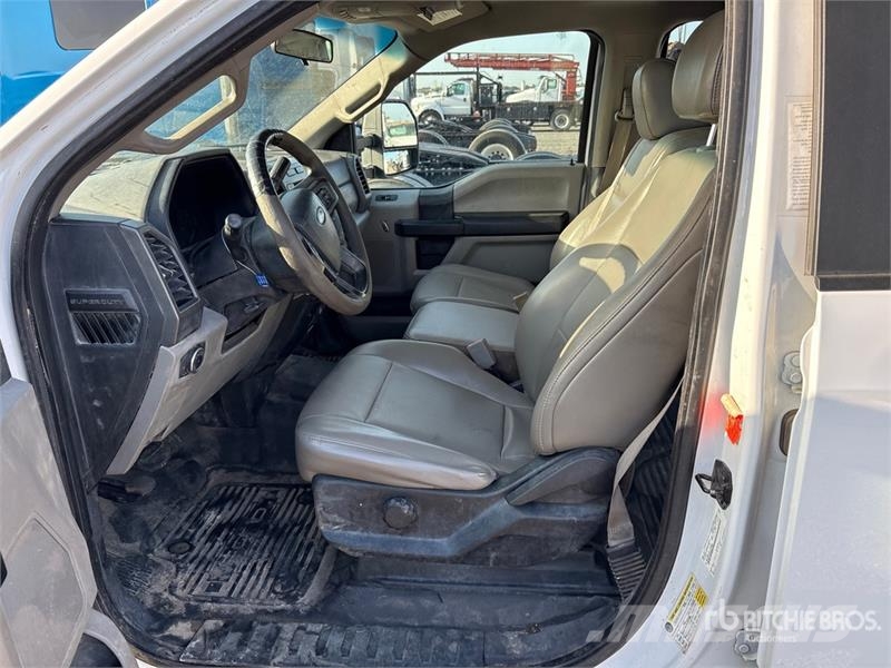 Ford F-350 XL 4x2 Crew Cab Utility Truck Vieglais kravas automobilis/izkraušana no sāniem
