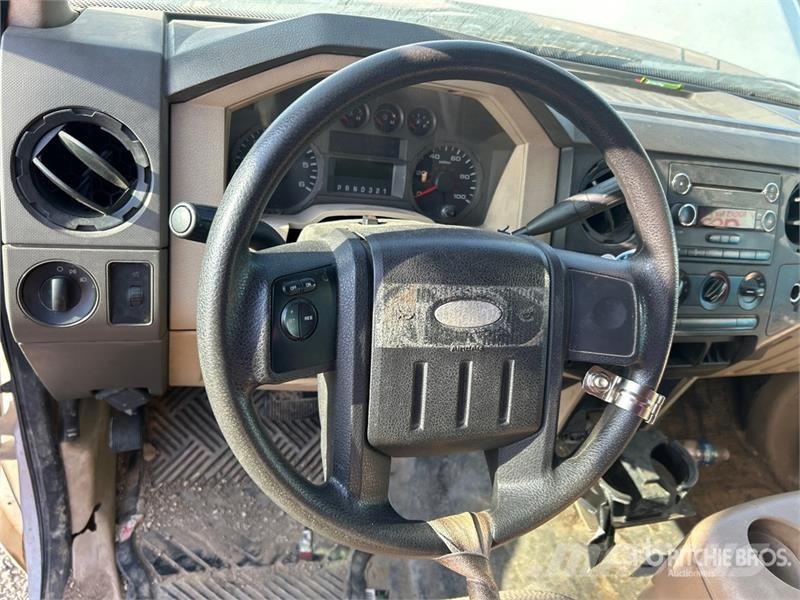 Ford F-350 XL 4x2 Crew Cab Pickup Altele