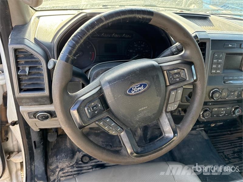 Ford F-350 XL 4x2 Crew Cab Utility Truck Vieglais kravas automobilis/izkraušana no sāniem