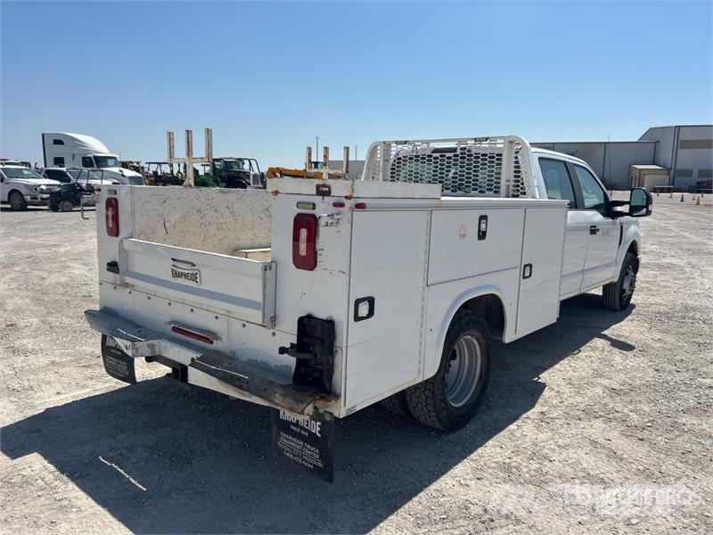 Ford F-350 XL 4x2 Crew Cab Utility Truck شاحنات خفيفة/مفصلية الجوانب