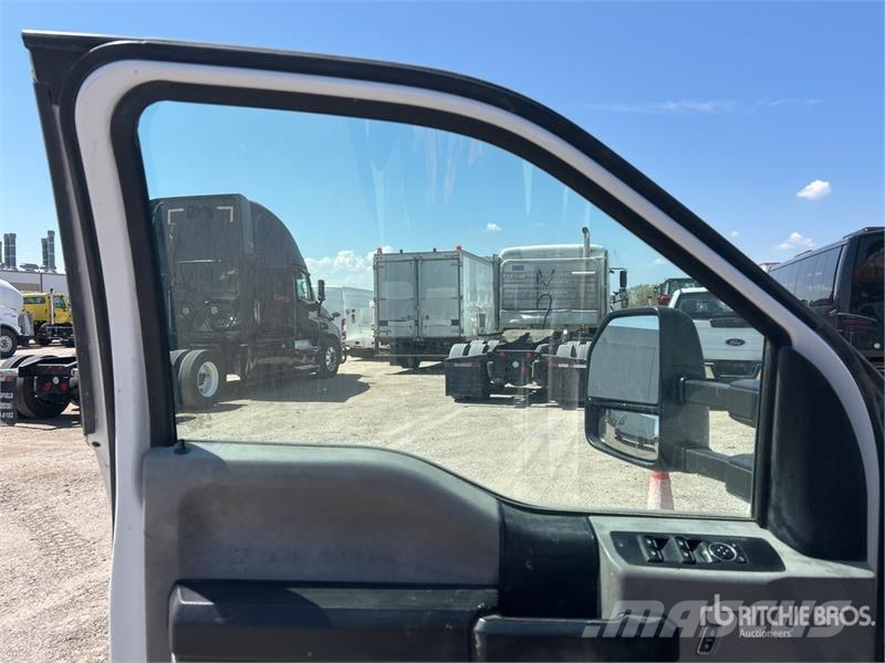 Ford F-350 XL 4x2 Crew Cab Utility Truck شاحنات خفيفة/مفصلية الجوانب