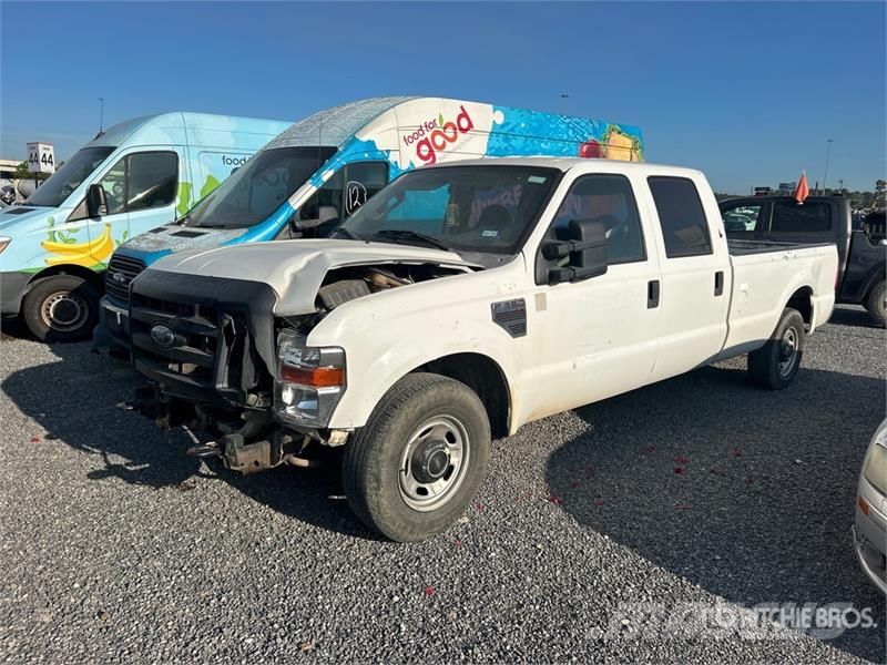 Ford F-350 XL 4x2 Crew Cab Pickup Altele