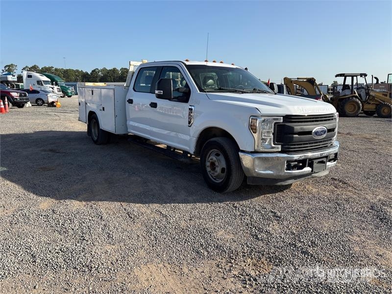 Ford F-350 XL 4x2 Crew Cab Utility Truck Vieglais kravas automobilis/izkraušana no sāniem