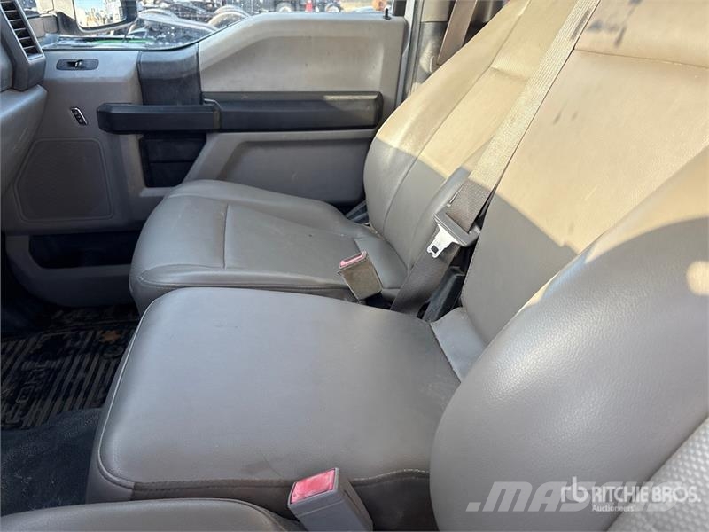 Ford F-350 XL 4x2 Crew Cab Utility Truck Vieglais kravas automobilis/izkraušana no sāniem