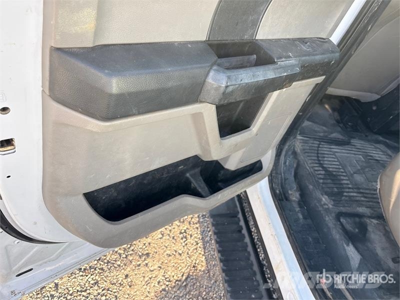 Ford F-350 XL 4x2 Crew Cab Utility Truck Vieglais kravas automobilis/izkraušana no sāniem