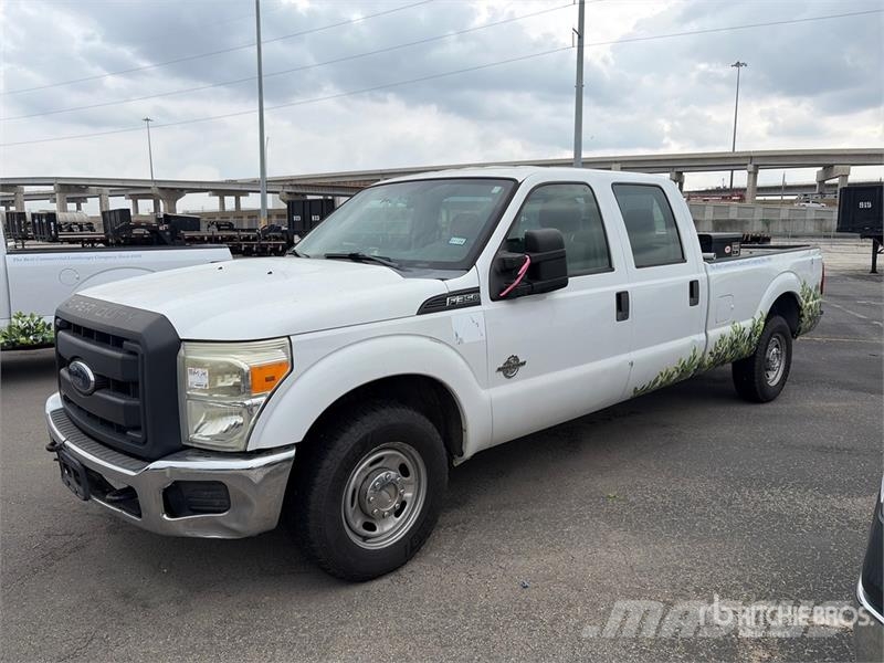 Ford F-350 XL 4x2 Crew Cab Pickup Egyéb