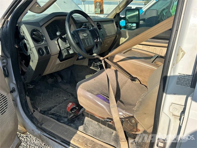 Ford F-350 XL 4x2 Crew Cab Pickup Altele