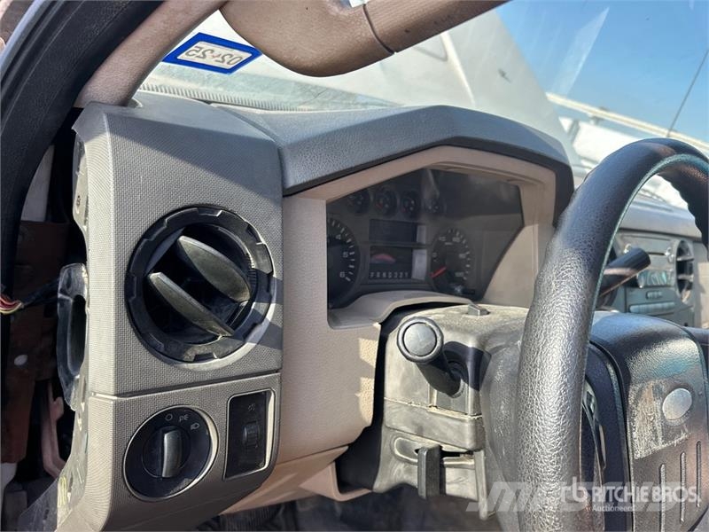 Ford F-350 XL 4x2 Crew Cab Pickup Altele