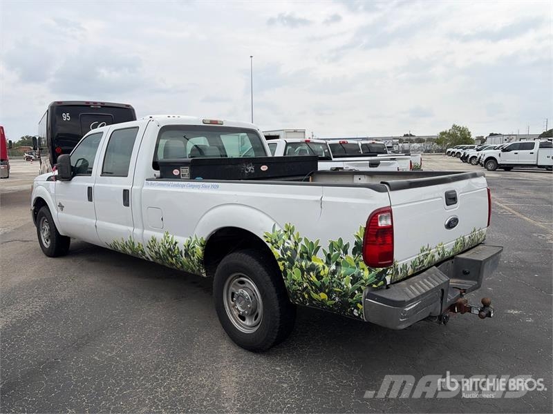 Ford F-350 XL 4x2 Crew Cab Pickup Egyéb