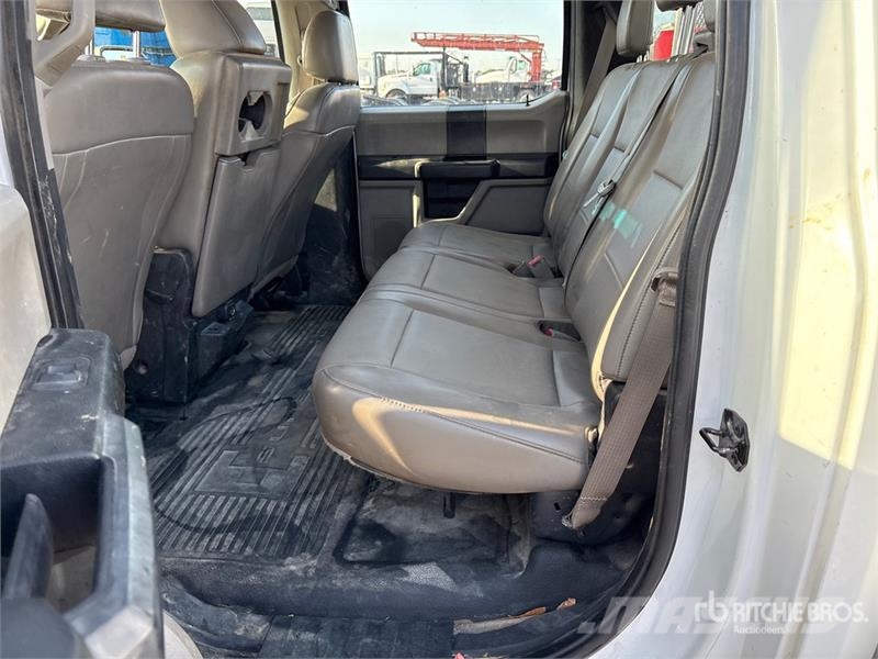 Ford F-350 XL 4x2 Crew Cab Utility Truck Vieglais kravas automobilis/izkraušana no sāniem