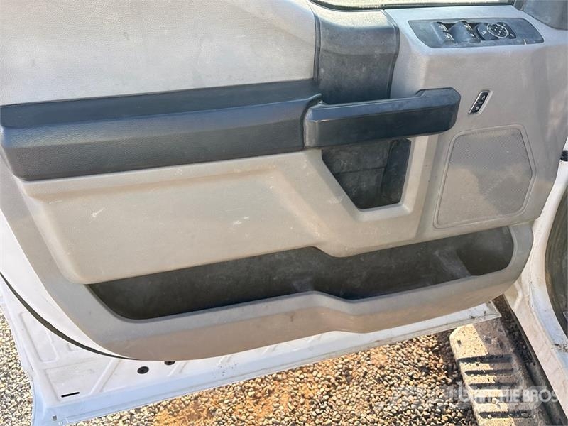Ford F-350 XL 4x2 Crew Cab Utility Truck Vieglais kravas automobilis/izkraušana no sāniem