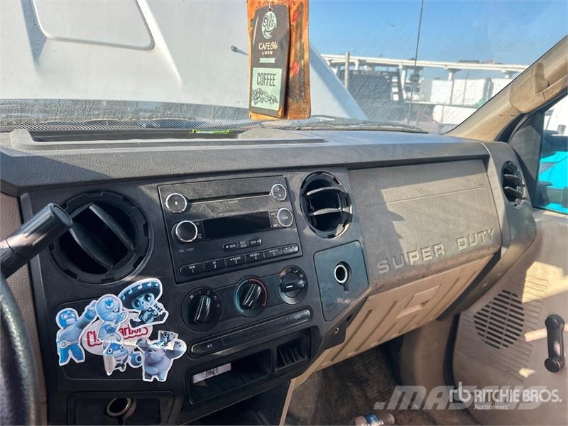 Ford F-350 XL 4x2 Crew Cab Pickup Altele