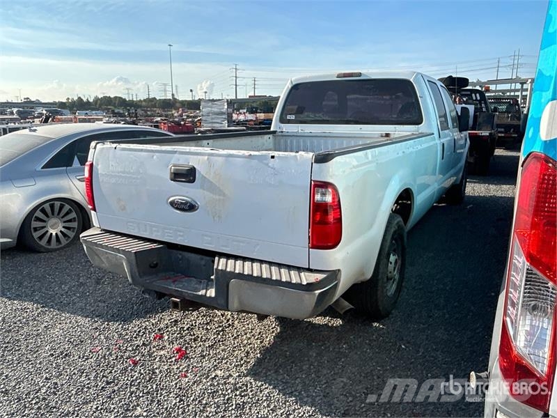 Ford F-350 XL 4x2 Crew Cab Pickup Altele