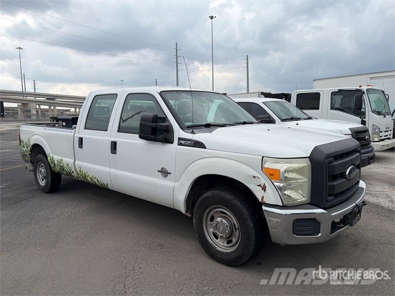 Ford F-350 XL 4x2 Crew Cab Pickup Egyéb