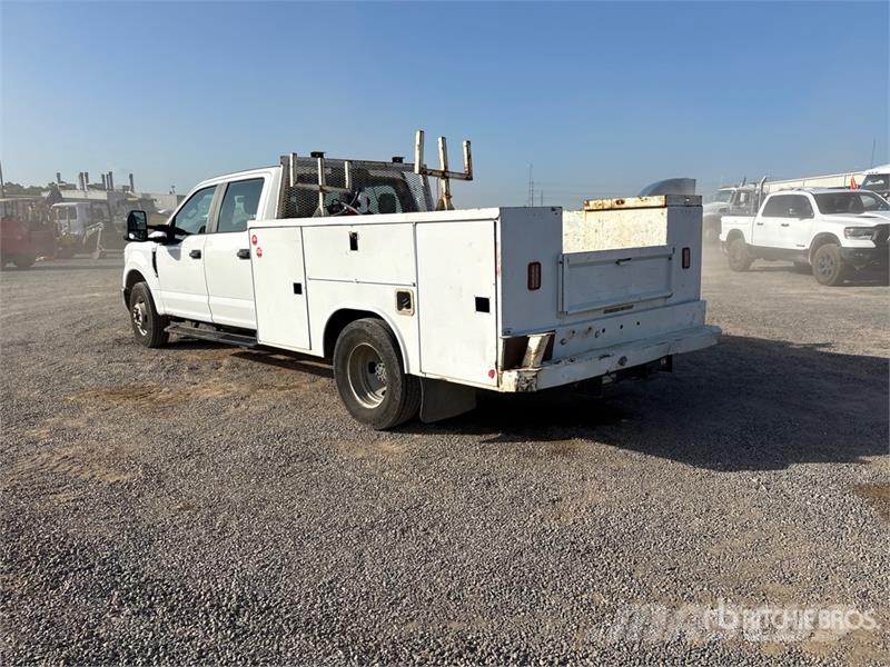 Ford F-350 XL 4x2 Crew Cab Utility Truck Vieglais kravas automobilis/izkraušana no sāniem