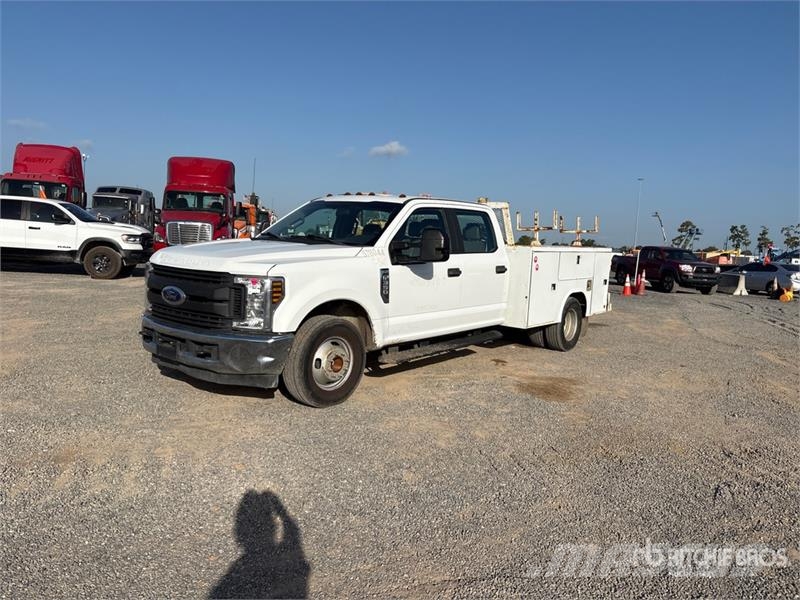 Ford F-350 XL 4x2 Crew Cab Utility Truck Vieglais kravas automobilis/izkraušana no sāniem