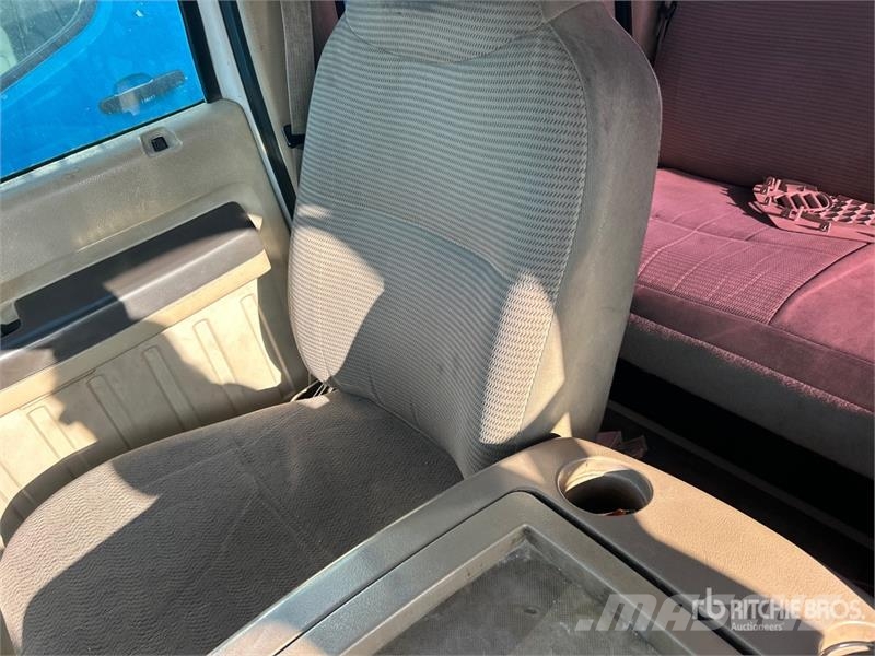 Ford F-350 XL 4x2 Crew Cab Pickup Altele