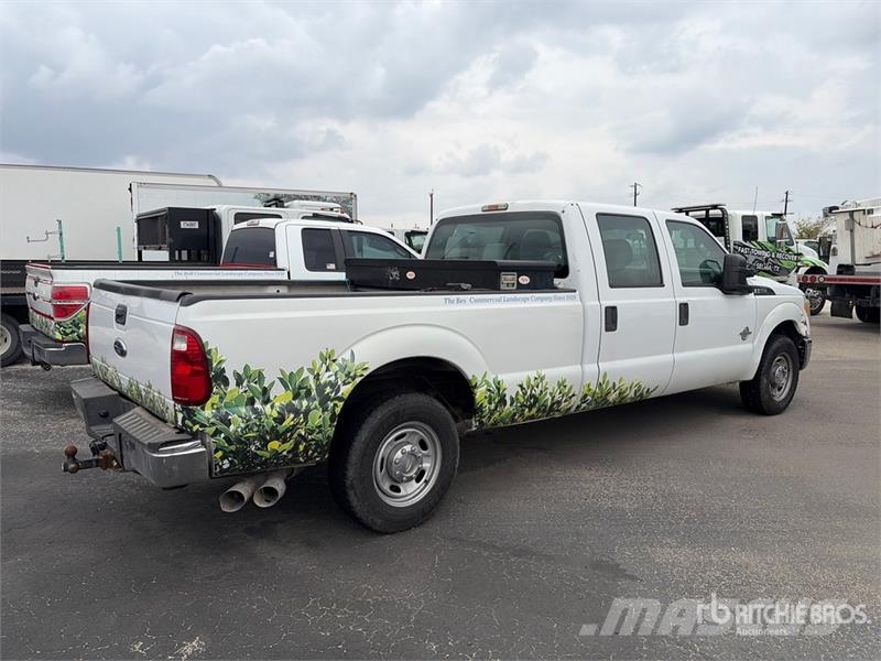 Ford F-350 XL 4x2 Crew Cab Pickup Egyéb