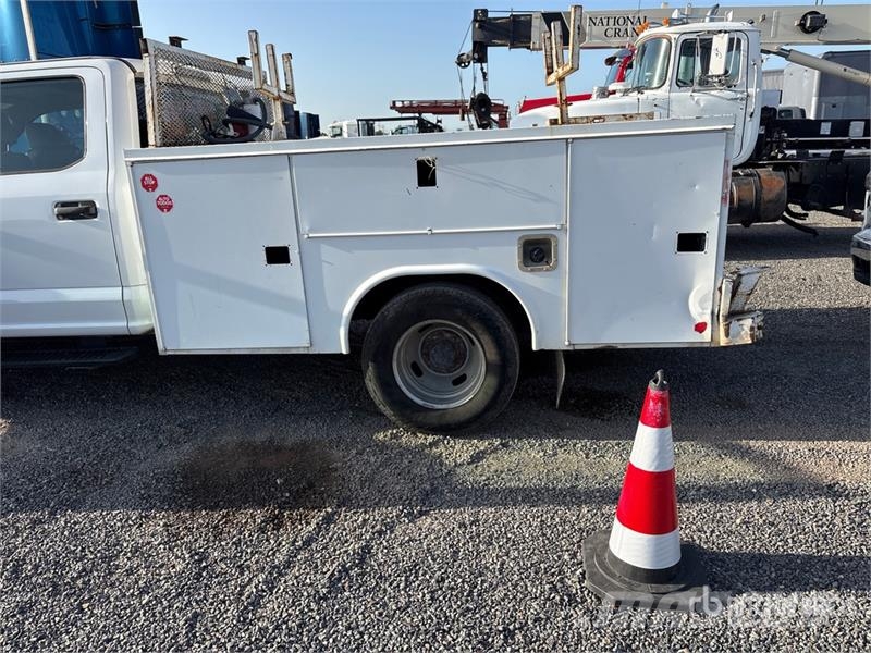 Ford F-350 XL 4x2 Crew Cab Utility Truck Vieglais kravas automobilis/izkraušana no sāniem