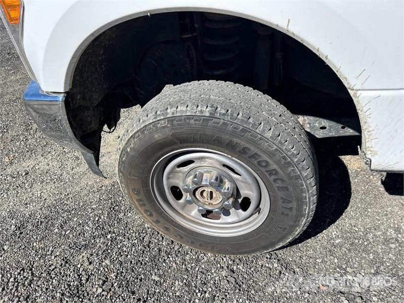 Ford F-350 XL 4x4 Crew Cab Pickup Ostalo