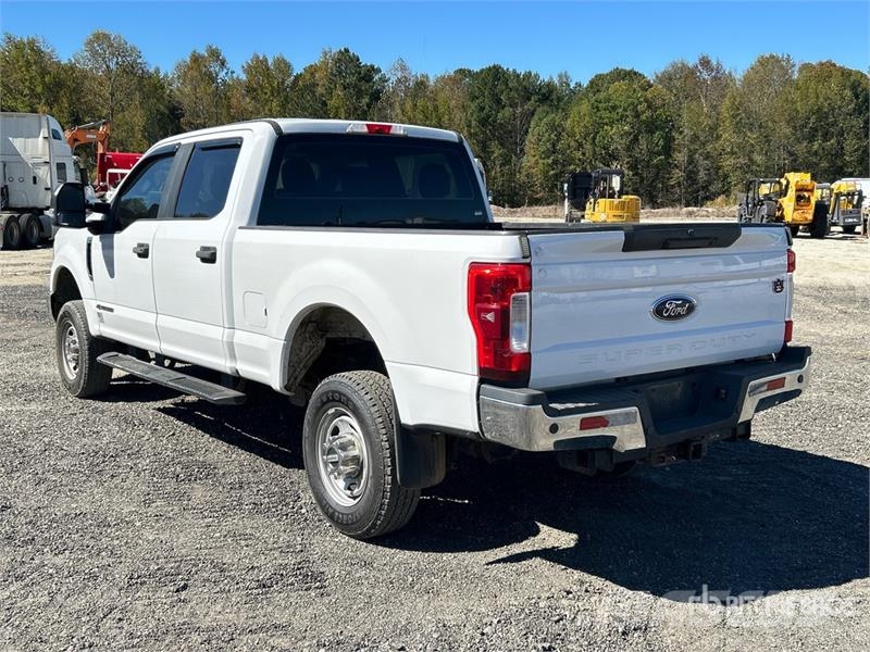 Ford F-350 XL 4x4 Crew Cab Pickup Ostalo