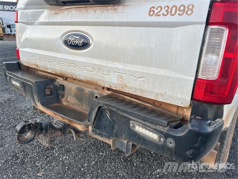 Ford F-350 XL 4x4 Crew Cab Pickup Ostalo