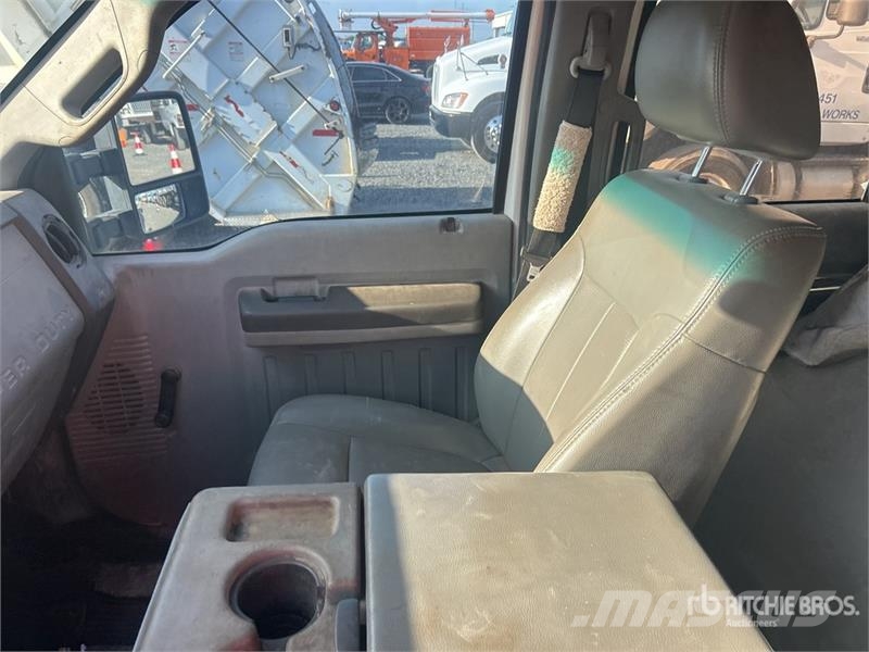 Ford F-350 XL 4x4 Crew Cab Utility Truck Vieglais kravas automobilis/izkraušana no sāniem