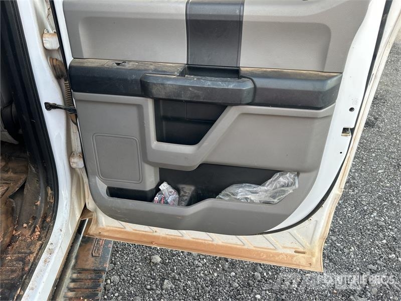 Ford F-350 XL 4x4 Crew Cab Pickup Ostalo
