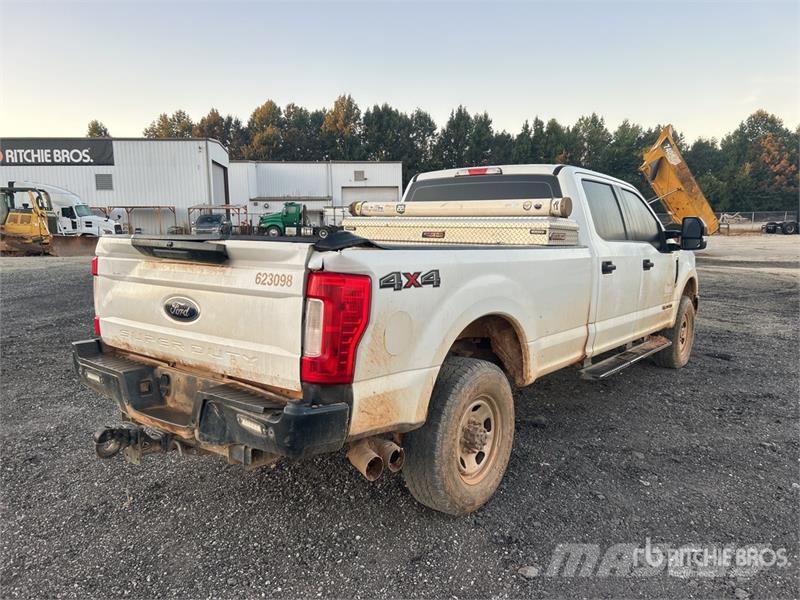 Ford F-350 XL 4x4 Crew Cab Pickup Ostalo
