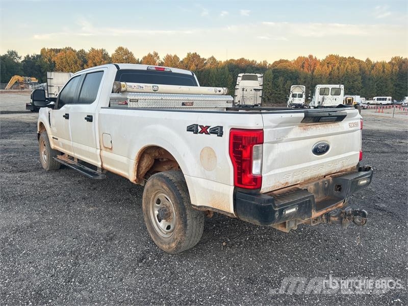 Ford F-350 XL 4x4 Crew Cab Pickup Ostalo