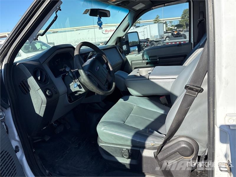 Ford F-350 XL 4x4 Crew Cab Pickup (Inoperable) その他