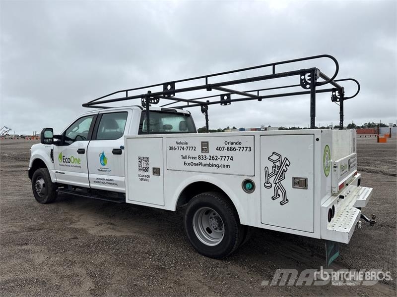 Ford F-350 XL 4x4 Crew Cab Utility Truck Prekucniki