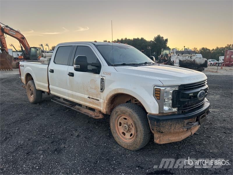 Ford F-350 XL 4x4 Crew Cab Pickup Ostalo