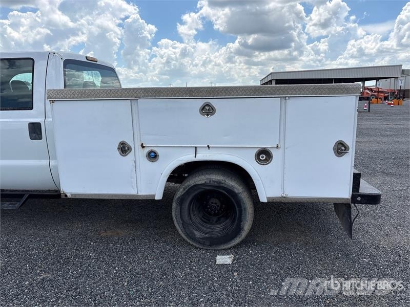 Ford F-350 XL 4x4 Crew Cab Utility Truck Utilitaire benne