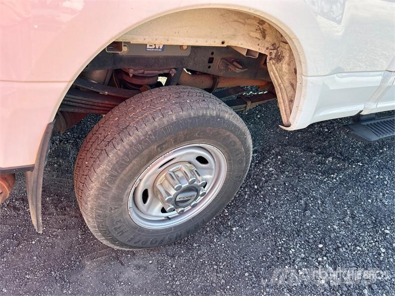 Ford F-350 XL 4x4 Crew Cab Pickup Ostalo