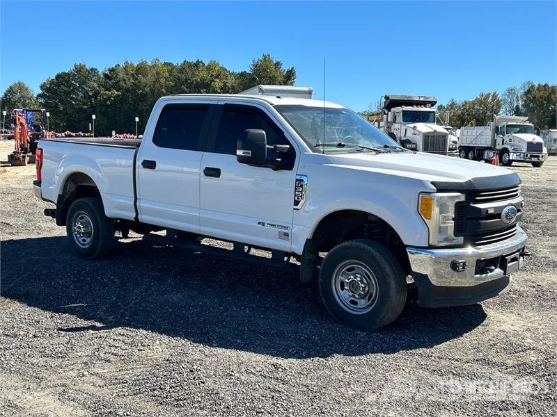 Ford F-350 XL 4x4 Crew Cab Pickup Ostalo